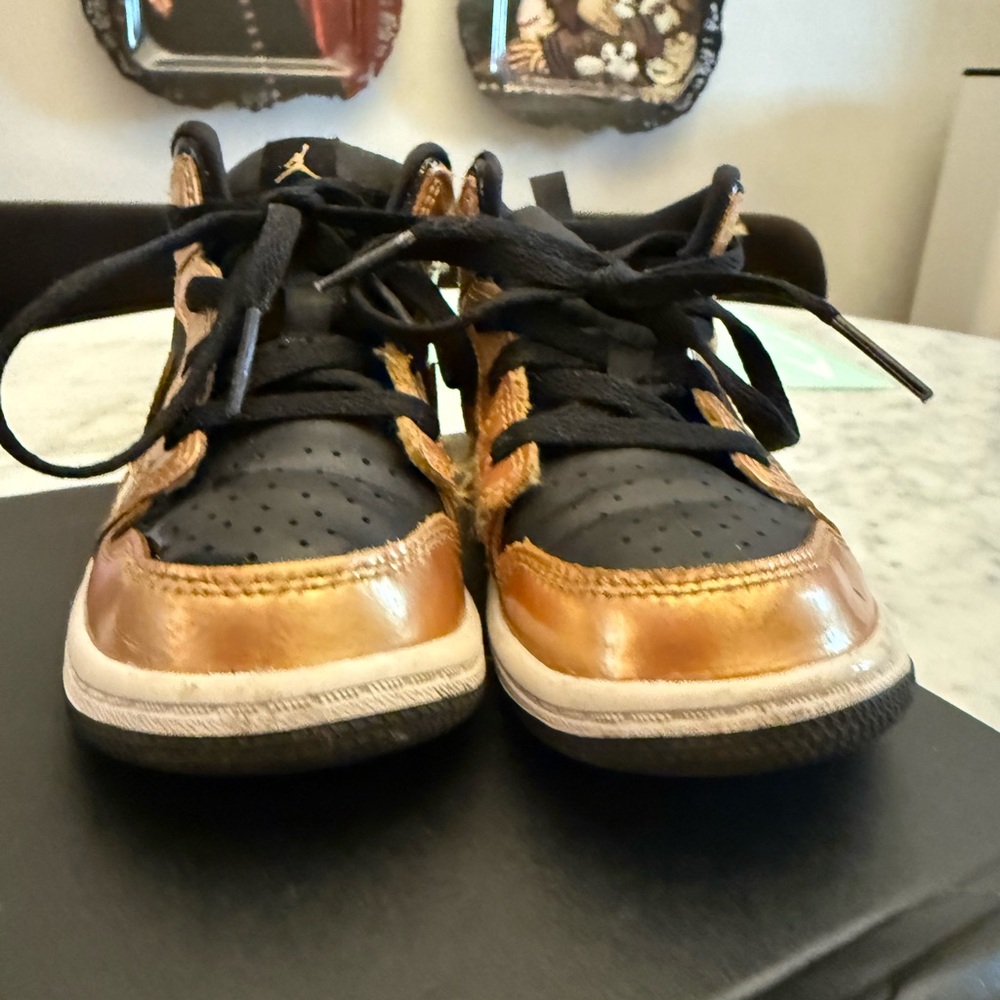 🌟EUC Air Jordan Mid SE Black& Gold Sneakers🌟 - Picture 5 of 8